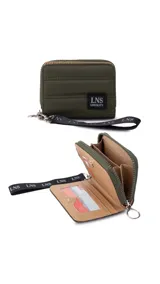 Billetera corta de diseño capitoneado con cierre perimetral y solapa frontal. Cuenta con compartimentos internos para tarjetas y billetes, e incluye una correa de mano desmontable.