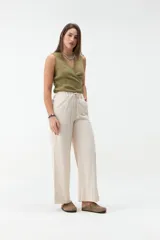 Pantalón de corte ancho y tiro medio, color verde militar, con cintura elástica ajustable mediante cordón y bolsillos laterales.