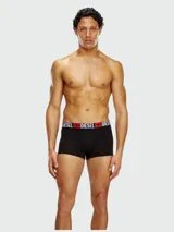 Boxer de algodón negro con cintura elástica ancha que presenta el logo de la marca Diesel en letras blancas y rojas.