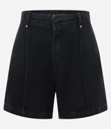 Bermuda midi de jean color negro, con cintura media, cierre de gancho, bolsillos laterales y detalle de costura frontal vertical.