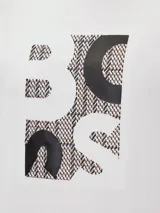 Remera blanca de manga corta con cuello redondo y un gran estampado frontal que forma la palabra "BOSS" con un patrón geométrico en blanco y negro.