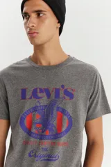 Remera de manga corta y cuello redondo color gris jaspeado. Presenta un estampado gráfico frontal con el logo de Levi's, un águila y detalles en tonos azul y rojo.