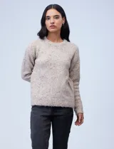 Buzo de lana melange color tostado, con cuello redondo y mangas largas.