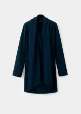 Vestido corto azul oscuro, de manga larga y escote en V, con detalle de bufanda integrada al cuello y fruncidos laterales en la falda.