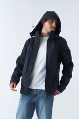 Campera negra para hombre con capucha ajustable y bolsillos con botones.