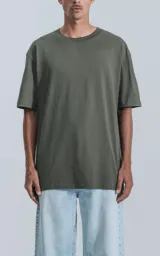 Remerón de algodón premium americano color verde militar, con corte extra oversize, hombros caídos y cuello redondo.