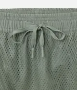 Bermuda deportiva masculina color verde oliva, confeccionada en poliéster y elastano. Posee cintura elástica con cordón interno ajustable y estampa reflectante en el lateral. Ideal para actividades deportivas.