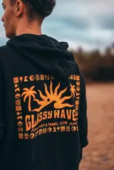 Hoodie negro con capucha y estampado en la espalda con la frase "Classy Waves" y un diseño de palmeras y sol.