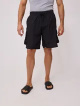 Bermuda cargo de estilo urbano, confeccionada en poliamida, con cintura elástica ajustable mediante cordón, bolsillos laterales tipo cargo y diseño funcional.