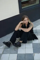 Borcego de cuero color marrón oscuro con acabado desgastado en la puntera. Presenta un diseño de caña corta con cierre lateral y dos tiras ajustables con velcro en el empeine. Cuenta con una suela de goma robusta tipo tractor.