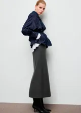 Falda midi gris de corte recto, con tiro alto y diseño clásico.