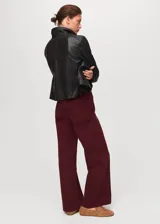 Pantalón de jean corte wide leg, tiro alto, con cierre de gancho y cremallera, trabillas en la cintura y bolsillos traseros.