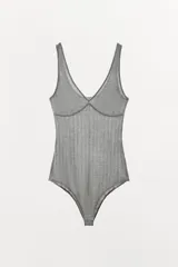 Body gris de punto con escote en pico, tirantes anchos y detalle de tejido rib. Cierre en la parte inferior con botones a presión.