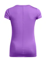 Remera deportiva Under Armour de manga corta, color violeta, confeccionada en tejido técnico con textura de malla transpirable. Presenta cuello redondo y el logo de la marca estampado en el pecho.