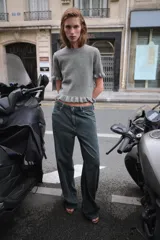 Jersey de punto de cuello redondo y manga corta, con detalle de volantes en el ruedo y en los puños.