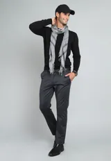 Sweater de algodón color verde petróleo, con cuello redondo y mangas largas.