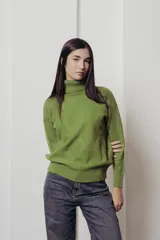 Sweater verde con cuello alto, tejido de punto con diseño de rombos en relieve y puños acanalados.