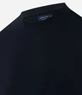 Remera básica de corte clásico y calce regular, color negro, con cuello redondo y mangas cortas.