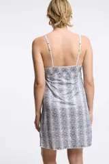 Camisón negro de microfibra, con tirantes finos regulables, escote corazón con detalle de encaje y frunce frontal, y falda corta fluida.