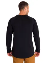 Remera de manga larga de hombre, color negro, con mangas raglán y tecnología de control de temperatura y protección solar.