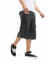 Bermuda de jean negra con corte oversize y bolsillos cargo.