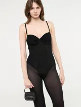 Mono negro de Diesel con corset y transparencias en las piernas. Breteles finos regulables y cierre en la espalda.