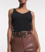 Cinturón de mujer color marrón, de ancho medio, con hebilla grande de metal trabajado y detalles metálicos a juego en la puntera y trabillas.