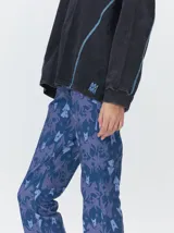Remera de manga larga MUTMA Sticha, color negro con efecto acid wash y costuras decorativas expuestas en color celeste brillante. Cuenta con corte clásico, cuello redondo a la base y calce holgado.