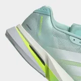 Championes de running Adidas Adizero Boston 13, color celeste con detalles en blanco y amarillo.