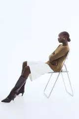 Top de manga larga en tejido de punto con diseño peplum, cuello redondo y costuras moldeadoras en el frente y la espalda.