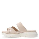 Sandalias de mujer con diseño de tiras cruzadas y ajuste mediante hebilla lateral. Presentan una suela de plataforma blanca con relieve y plantilla anatómica, ofreciendo un estilo casual y cómodo.
