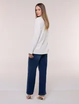 Blazer de lino y algodón color beige con diseño de rayas diplomáticas blancas, solapa clásica, cierre de un botón frontal y bolsillos laterales con solapa.