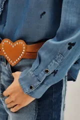 Camisa de lyocell color azul con estampado floral pequeño en tono oscuro. Presenta cuello alto con volados, cierre frontal con botones y mangas largas abullonadas con puños abotonados.