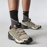 Championes Salomon Speedcross 6 de color negro, diseñados específicamente para trail running. Presentan una estructura robusta y técnica, capellada sintética y textil con refuerzos termosellados, sistema de cordones de ajuste rápido Quicklace y suela con tacos profundos para máxima tracción en terrenos difíciles.