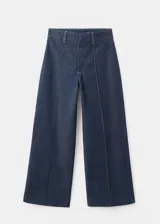 Pantalón jeans de corte wide leg en azul marino, con tiro medio, pernera recta y ancha, y costuras frontales marcadas a lo largo de cada pierna.