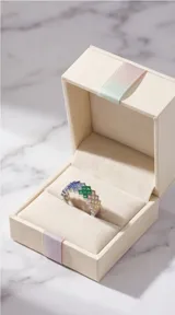 Anillo de plata 925 con diseño de banda ancha compuesto por múltiples circonias de colores engastadas en forma de rombos.