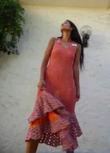 Vestido largo de crochet azul marino sin mangas, con cuello redondo y diseño ajustado que se ensancha en la parte inferior con un voluminoso volante texturizado.