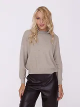 Sweater de punto color beige con cuello alto y detalle de strass en el cuello.