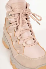 Botas tipo hiking color verde oliva, de gamuza y nylon, con suela con relieve y cordones a tono. Son acolchonadas por dentro, lo que proporciona comodidad y abrigo.