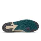 Championes New Balance 550 de cuero blanco con detalles en verde y azul.