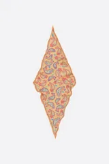 Pañuelo rectangular de mezcla de algodón y seda, color amarillo, con estampado paisley en tonos rojos y azules, y logo de la marca estampado en un extremo.