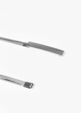 Cinto elastizado dorado con placa rectangular metálica.