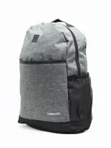 Mochila negra de poliéster con un compartimento principal grande con cierre, un compartimento frontal pequeño con cierre y un bolsillo lateral abierto con elástico.