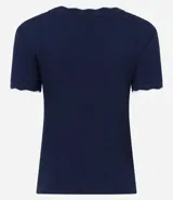 Top de manga corta ajustado al cuerpo, color marrón oscuro, con cuello redondo y bordes festoneados en color crema o beige claro.