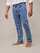 Jean de denim elastizado celeste, corte slim fit.