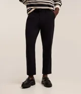 Pantalón de sastrería slim cropped color negro con trabillas en la cintura y bolsillos delanteros y traseros, de la marca Marfinno.
