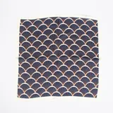 Pañuelo cuadrado de tela con estampado de abanicos en azul marino, marrón y blanco.