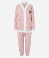 Pijama de dos piezas confeccionado en tejido fleece de textura peluda. Incluye un cardigan de manga larga con escote en V, cierre frontal con botones, bolsillos laterales y bordado de Snoopy en el pecho, junto con un pantalón de corte recto con cintura elástica. Presenta detalles en tejido acanalado de color blanco en puños, ruedo y solapas.