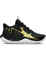 Championes de básquetbol Under Armour Jet 23, con diseño en color negro y detalles en dorado. Presentan una parte superior de materiales mixtos para mayor durabilidad y soporte, entresuela Micro G para amortiguación y suela de goma con patrón de tracción anatómico.