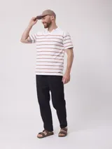 Pantalón negro de corte recto con cintura elástica tipo jogger y bolsillos laterales, confeccionado en mezcla de algodón y elastano.